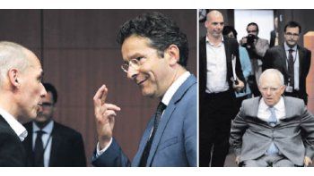 El presidente del Eurogrupo, Jeroen Dijssel-bloem, cruza los dedos junto al ministro de Finanzas griego, Yanis Varufakis, quien luego intenta frenar la escapada de su par germano, Wolfgang Schäuble, que lo presiona por aceptar más ajuste.