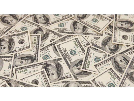 Con un recorte en el monto de la subasta, el dólar subió cinco centavos a $ 28,07
