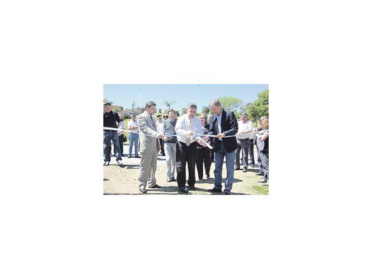 El vicegobernador Campana junto al ministro de Gobierno y el intenden-te local durante la inauguración del Polideportivo en Valle Hermoso.