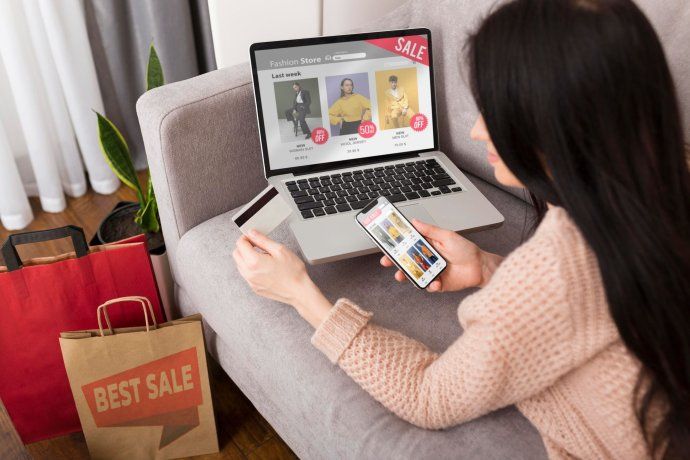 Shein cuenta tanto con líneas de ropa propias como con marcas producidas por otros fabricantes. 