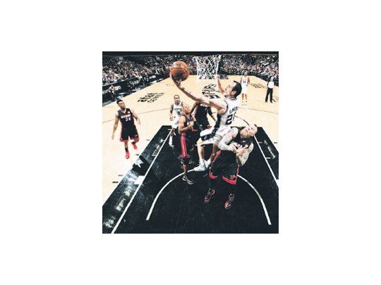 “Manu” Ginóbili, en acción. El bahiense tuvo una buena actuación, a pesar de la derrota de San Antonio ante Miami Heat.