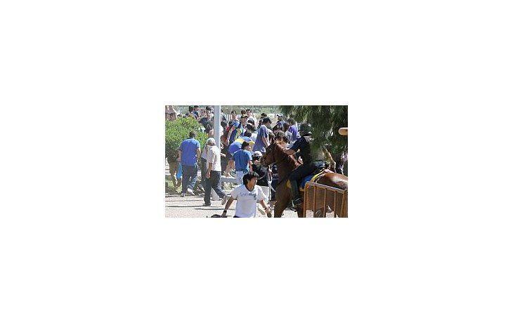 Hinchas de Boca intentaron colarse en la Federación de Boxeo de Mendoza.