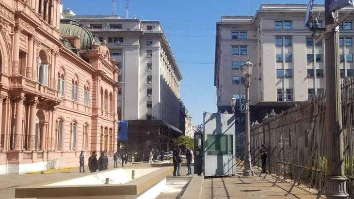 Amenaza de bomba en Casa Rosada: policías de la Ciudad revisan el edificio
