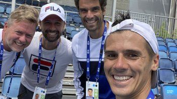 Federico Coria celebró con su equipo el primer triunfo en el ATP 250 de Melbourne.
