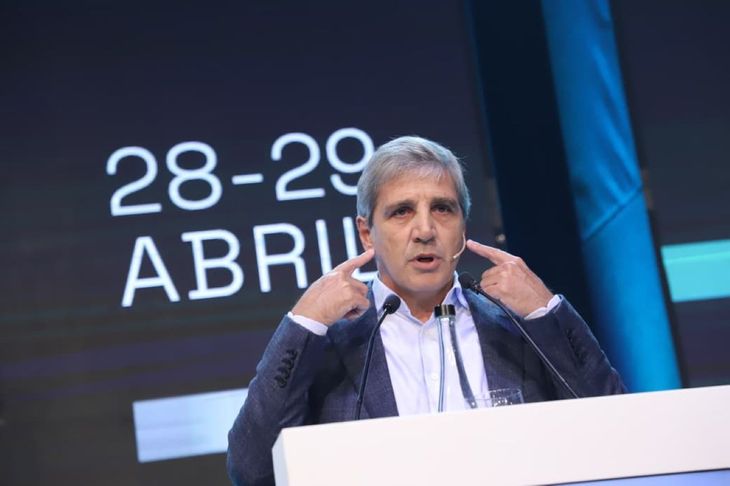 El ministro Luis Caputo en la ExpoEFI.