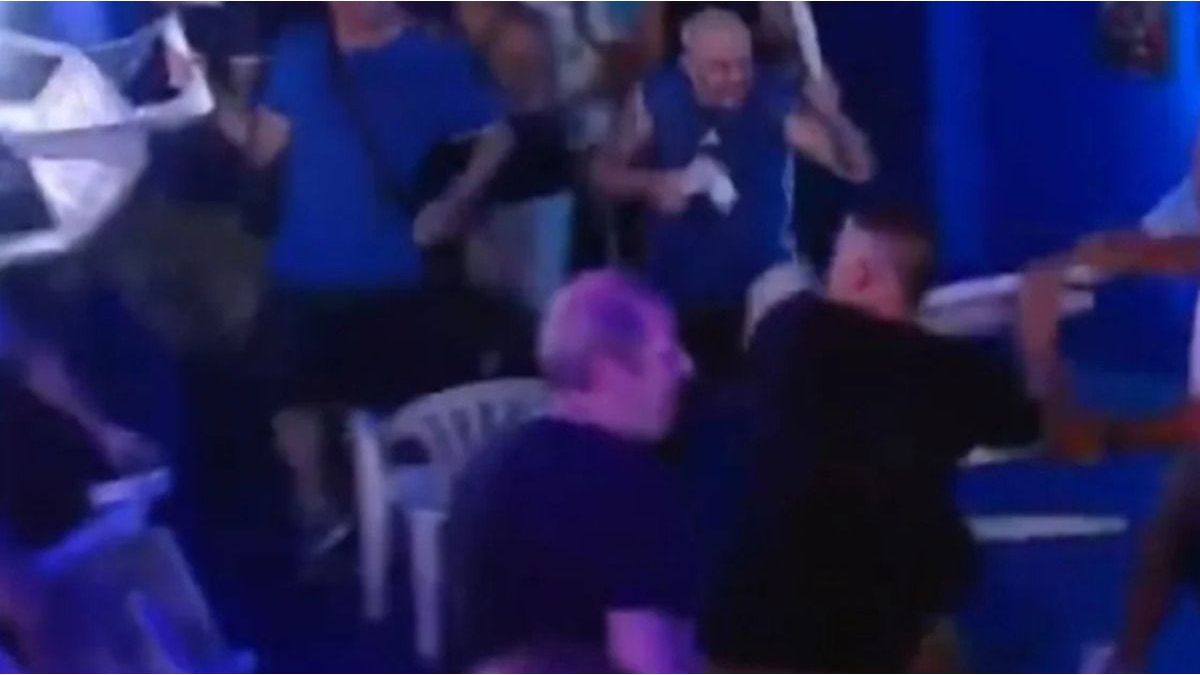 To the pineapples: a boxing fight was suspended due to a pitched battle among the public