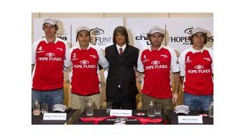 ámbito.com | Los jugadores de Chapa Uno, junto al presidente de Hope Funds, Enrique Blaksley.