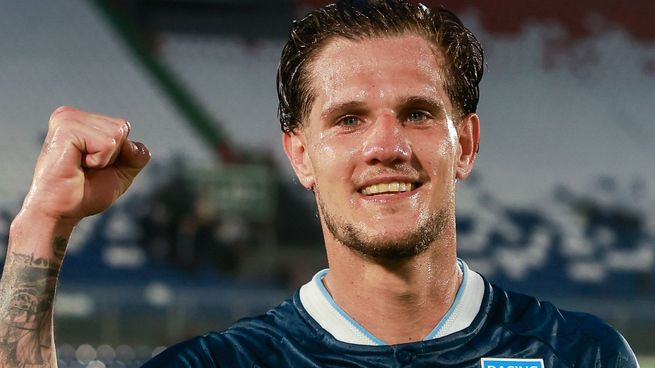 Zuculini marcó el tercero de Racing y se abrazó con Salas.