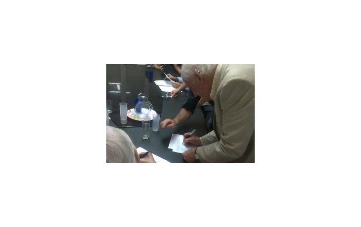 ámbito.com | Fernando Pino Solanas firma el acta donde se acuerda la conformación de una alianza.