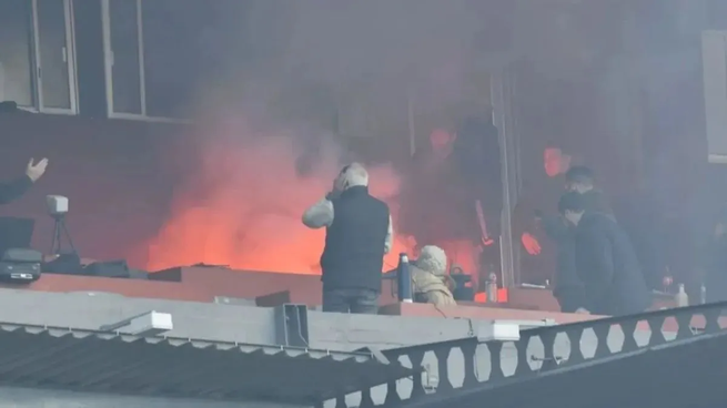 Los incidentes del clásico del domingo terminaron con un funcionario de seguridad herido. 