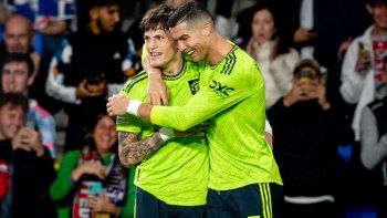 Abrazo, asistencia e ídolo. Alejandro Garnacho hizo su primer gol en Manchester United y lo festejó con Cristiano Ronaldo.