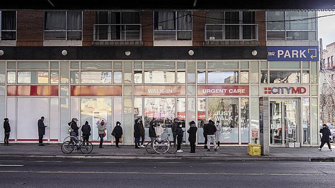 FILAS. Largas colas se han formado en los últimos días ante los centros de testeo de covid-19 en Nueva York. Estados Unidos registra una suba vertical de los contagios.