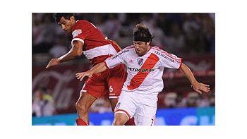 Mariano Pavone lucha con Sergio Escudero. River y Argentinos no se sacaron ventaja y mantuvieron sus invictos en el Clausura.