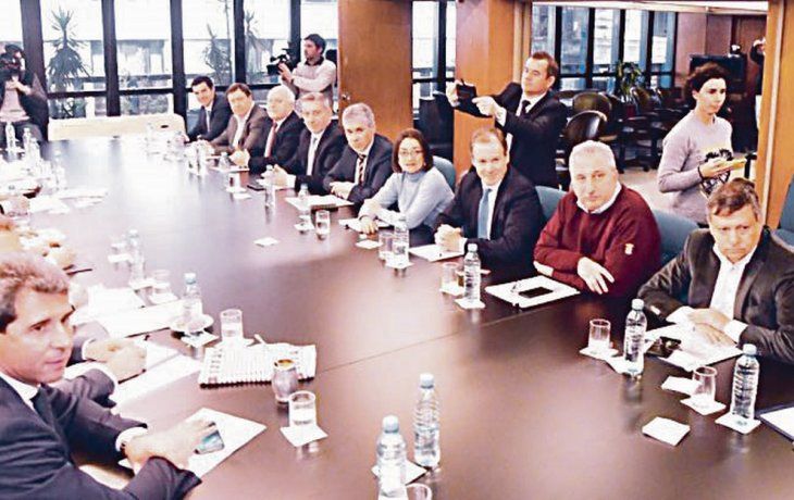 plan. Para delinear la embestida conjunta ante la Corte, los gobernadores habían mantenido una serie de encuentros previos.