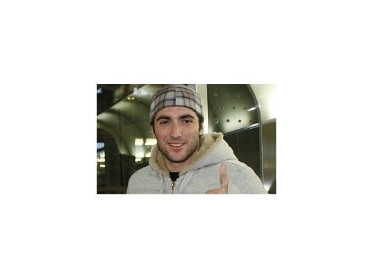 Gonzalo Higuain se está recuperando de la operación en su espalda y se puso como plazo volver el 20 de abril, para la final de la Copa.