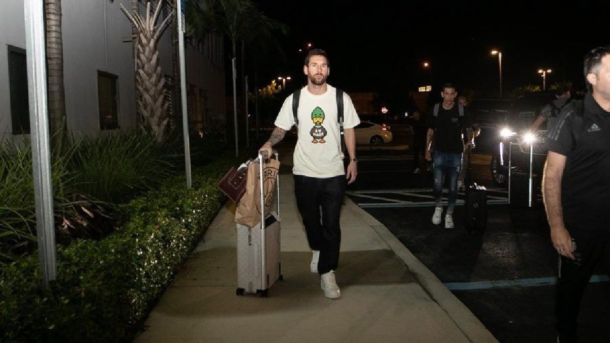 After several months, Messi returned to Barcelona with his family After several months, Messi returned to Barcelona with his family
