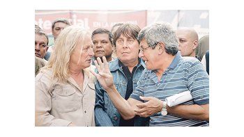 El ferroviario Rubén “Pollo” Sobrero y el exlíder de la CTA Víctor De Gennaro rodean al actual jefe de la central disidente. Con la única compañía de algunas organizaciones sociales, a Micheli le alcanzó con llamar la atención con una movilización que colapsó -más de lo usual- el centro porteño hasta llegar al Ministerio de Trabajo.