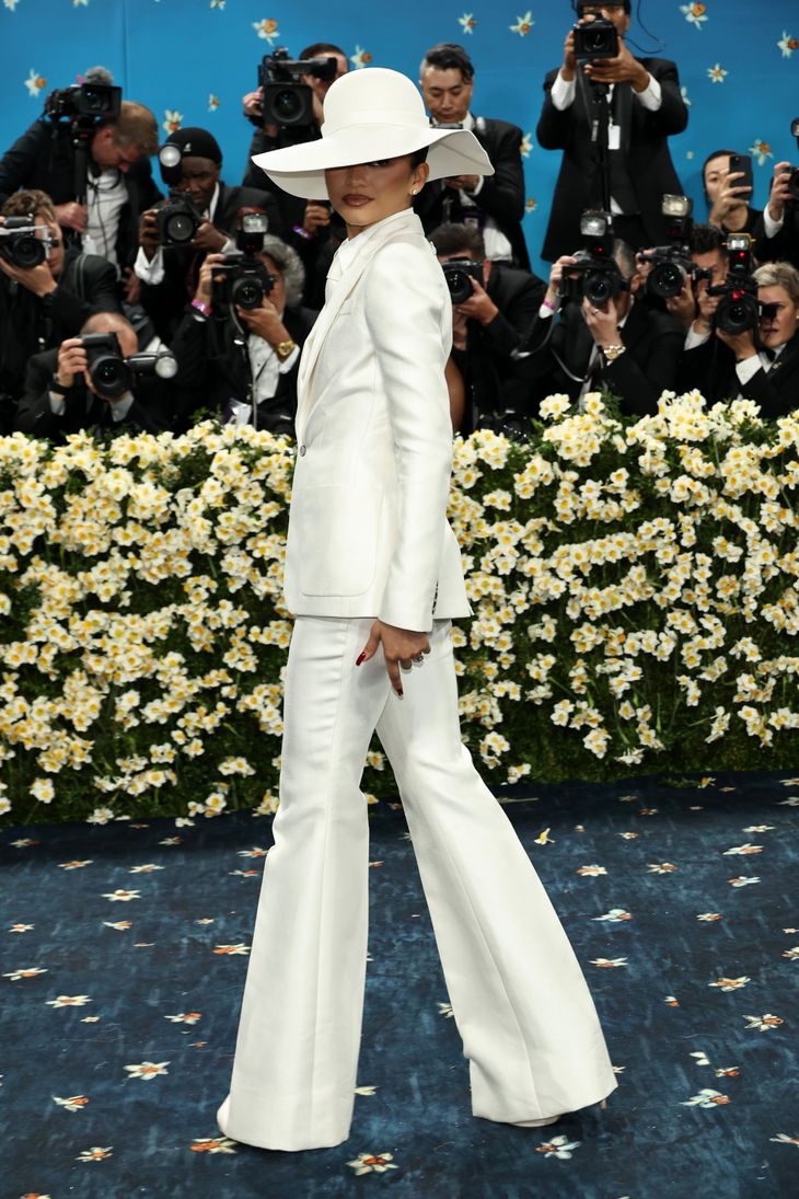 Zendaya wore an elegant white suit for Met Gala 2025. Zendaya wore an elegant white suit for Met Gala 2025.