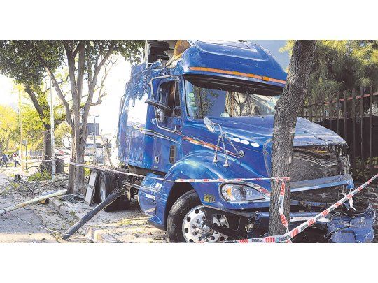 Destruido. El camión quedó completamente destrozado tras impactar contra varios autos y derribar algunos árboles.
