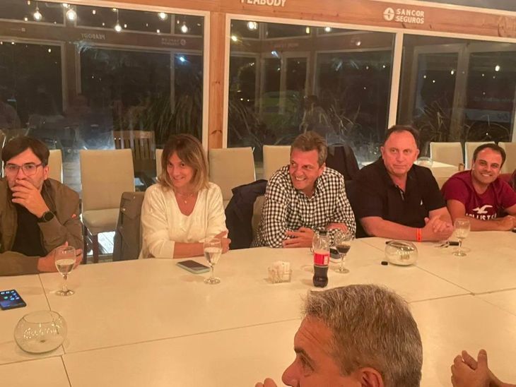 Massa junto a Malena Galmarini compartieron el encuentro con los intendentes. Massa junto a Malena Galmarini compartieron el encuentro con los intendentes.