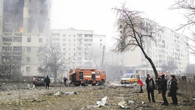 HUIDA. Refugiados ucranianos fueron fotografiados en la frontera de Eslovaquia. Un complejo residencial de la ciudad de Chernígov, en el norte del país, fue destruido por un bombardeo ruso.
