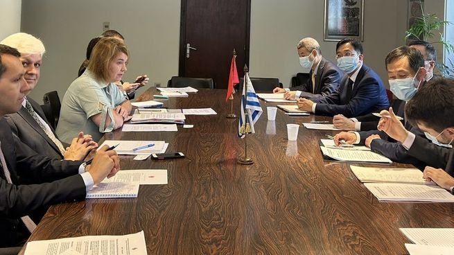 Los funcionarios de la Cancillería del Uruguay recibieron a las autoridades del Ministerio de Economía de China este viernes.