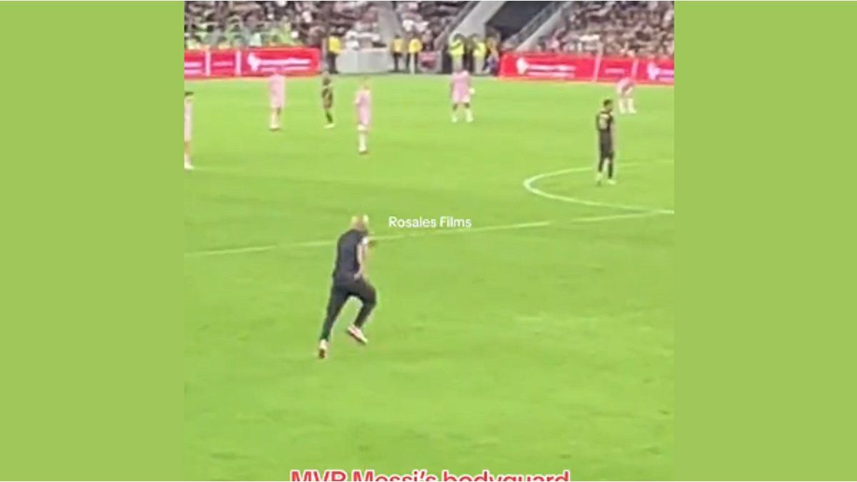 The viral pique of Messi’s bodyguard in the middle of the game to “save” him from a fan