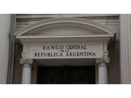 Giro del Central: bajó al 10% el límite de tenencia de dólares de los bancos