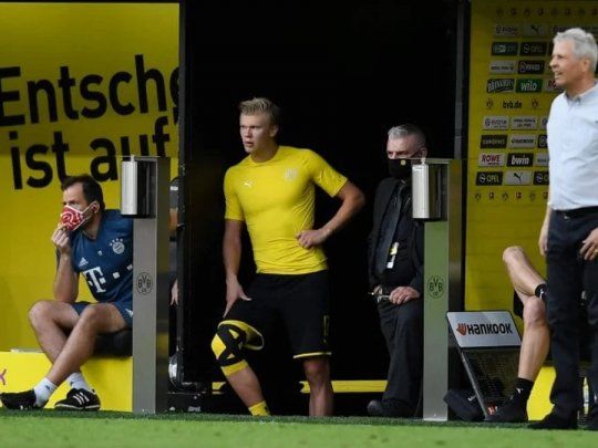 Erling Haaland se lesionó por chocar con el árbitro en el duelo entre Borussia Dortmund y Bayern Munich.
