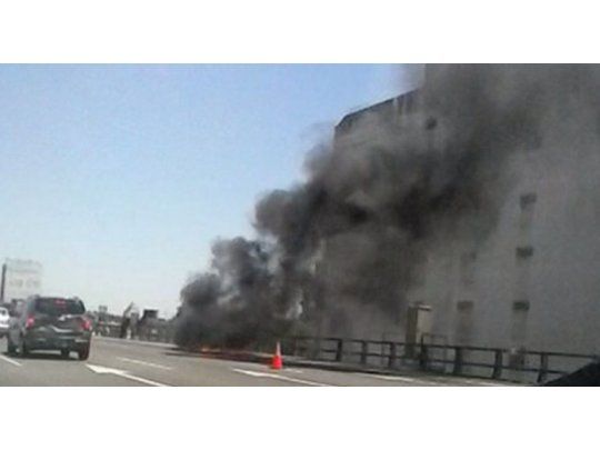 Espectacular incendio en la autopista Perito Moreno