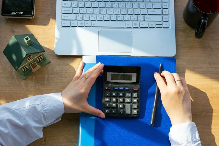 Antes de firmar un contrato de alquiler conviene analizar el índice de actualización, la periodicidad de los ajustes, las expensas, las garantías y las obligaciones de cada parte. Con el retiro definitivo de los últimos contratos alcanzados por la Ley de Alquileres, el mercado funciona cada vez más con condiciones pactadas entre propietarios e inquilinos