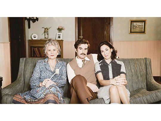 En familia. Leonor Manso (la abuela), Nicolás Cabré (Antonio) y Malena Solda (Mecha) en “Cuéntame cómo pasó”