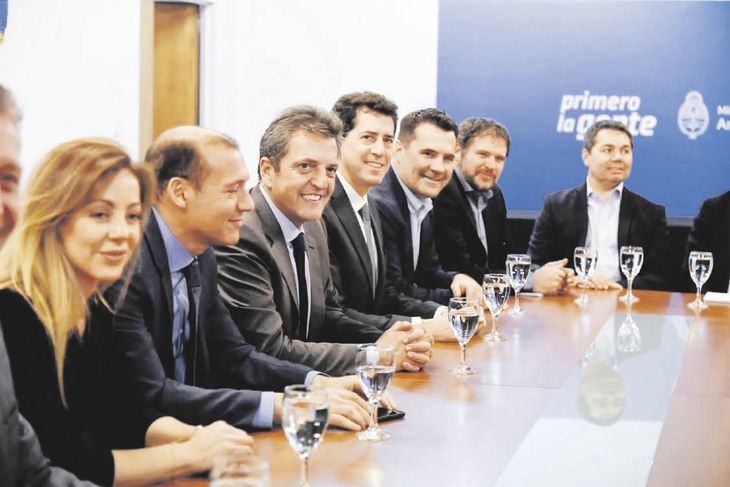 advertisement. Sergio Massa, together with the governor of Neuquén, Omar Gutiérrez, and the minister Eduardo De Pedro. advertisement. Sergio Massa, together with the governor of Neuquén, Omar Gutiérrez, and the minister Eduardo De Pedro.