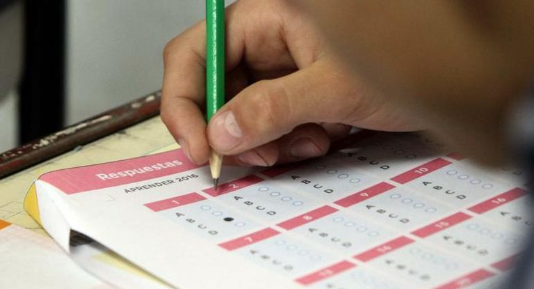 Aprender es el dispositivo nacional de evaluación de los aprendizajes de los estudiantes y de sistematización de información acerca de algunas condiciones en las que ellos se desarrollan. Aprender es el dispositivo nacional de evaluación de los aprendizajes de los estudiantes y de sistematización de información acerca de algunas condiciones en las que ellos se desarrollan. 