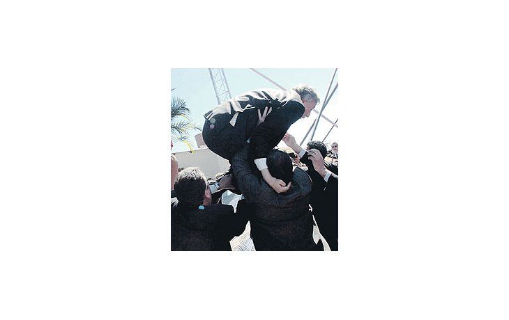 ámbito.com | Néstor Kirchnervolvió a arriesgarayer suanatomíacuando saltó delpalco del actoen Corrientespara abrazarsecon la gente quehabía escuchadosu discursoluego deinaugurarviviendas. Losostuvieroncomo pudieronsus custodiospara ev