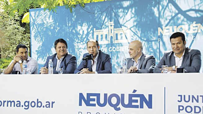 fecha ratificada. El gobernador de Neuquén, junto a miembros de su gabinete, confirmó que las elecciones en esa provincia se realizarán el 16 de abril, con Boleta Única Electrónica.
