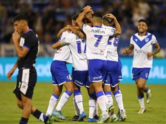 Abrazo. Vélez venció a Gimasia en su inicio de la Liga Profesional.
