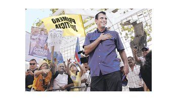 Una multitud acompañó al opositor Henrique Capriles en su recorrida de ayer por Caracas. La actividad frenética de la campaña del exgobernador opositor contrasta con la imagen de un Chávez limitado por su estado de salud.
