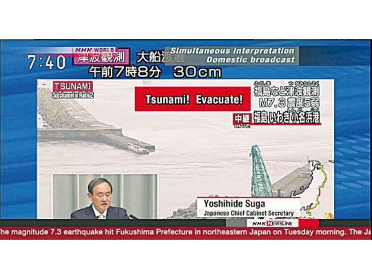 Televisión. Los principales medios locales anunciaban la evacuación urgente por la llegada del tsunami con olas que podían superar los tres metros de altura.