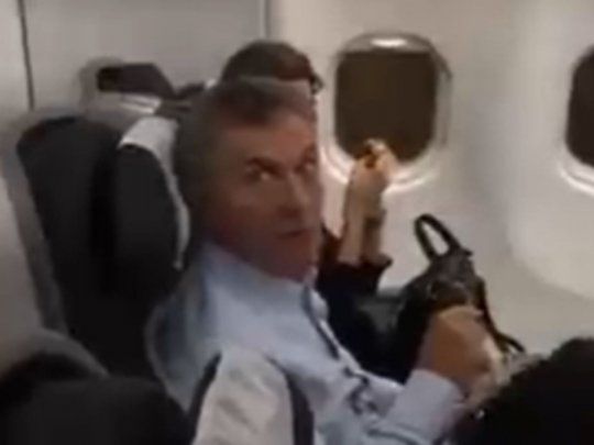 El momento del escrache a Mauricio Macri en el avión