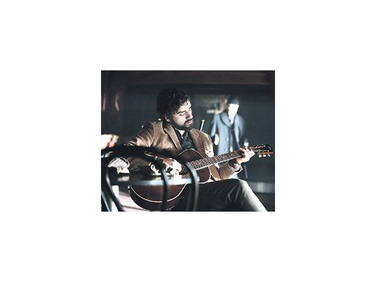 El trabajo del protagonista, Oscar Isaac, vale por dos, ya que no sólo compone un personaje complejo y excéntrico aunque coherente con su estilo de vida contracultural, sino que debe completar ese papel demostrando el talento de un músico de un estilo y época específicos.