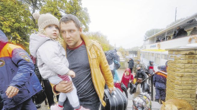 INCERTIDUMBRE. Las autoridades prorrusas de Jersón le dicen a la población que evacúe la ciudad y le aseguran que pronto podrán regresar. Sin embargo, el curso de la guerra es impredecible.