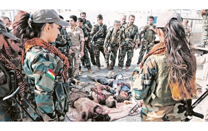 ámbito.com | CAÍDOS. Combatientes kurdos Peshmerga, observan los cadáveres de milicianos del EI en Kirkut, Irak.