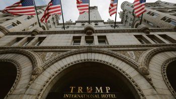 FAVORES. La Justicia investiga si el hotel en Washington sirvió de fachada para que el magnate hiciera negocios con gobiernos extranjeros.