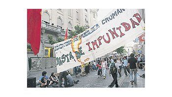 ámbito.com | Ayer familiares de las víctimas de la discoteca Cromañón comenzaron una vigilia frentela Legislatura en espera de la presentación hoy de Aníbal Ibarra en el primer día del juiciopolítico en su contra.