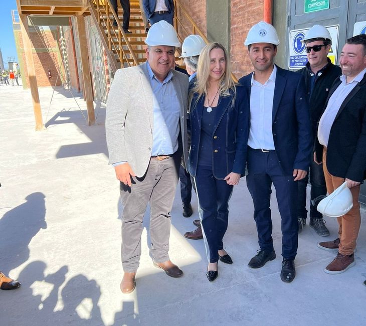 Karina Milei, junto a directivos de Empresa Calera San Juan. Karina Milei, junto a directivos de Empresa Calera San Juan.