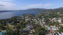 Villa Carlos Paz, siempre demandada por quienes estar cerca del agua, sierras y espectáculos, la ciudad también ofrece una variedad de actividades que incluye teatro y cine