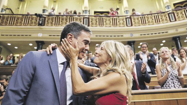 FESTEJO. Los líderes de los principales partidos de la izquierda española, Pedro Sánchez -del PSOE- y Yolanda Díaz -de Sumar-, festejan el triunfo de ayer en la elección de autoridades del Legislativo.