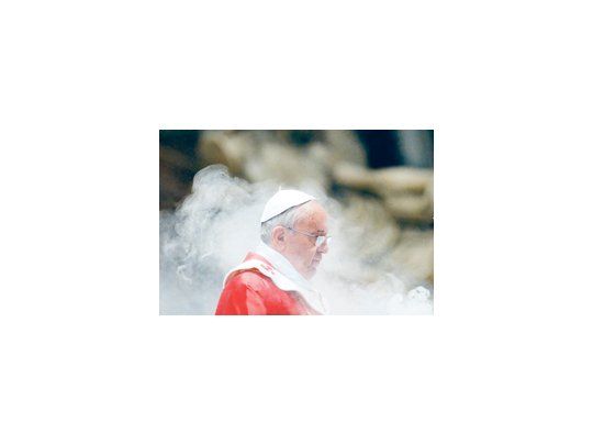 Humo. El papa Francisco envió un cuestionario a través del Sínodo de Obispos para profu.ndizar un estudio sobre eventuales reformas en la Iglesia Católica. Los obispos también analizan los proyectos de códigos Civil y Comercial.
