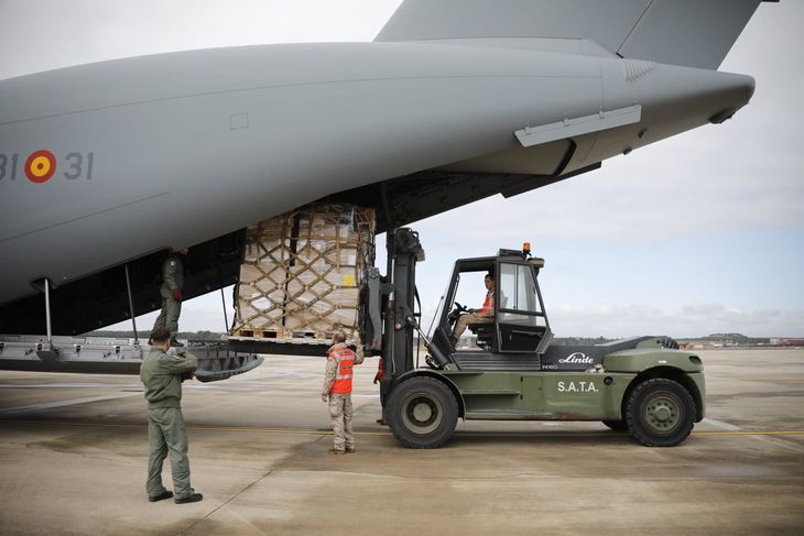 Un avión militar de España, cargado con material bélico para Ucrania.